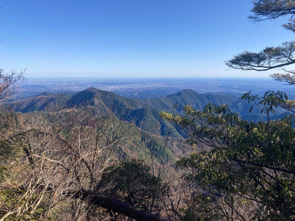御岳山の頂上付近から東京方向の眺めで青空が広がっている