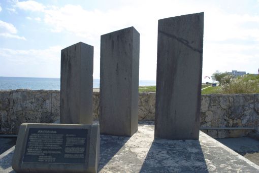 戦後引揚者上陸碑