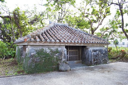 安里のテラ(県指定有形民俗文化財)