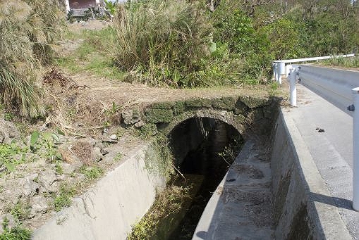 新垣の石橋(村指定建造物)