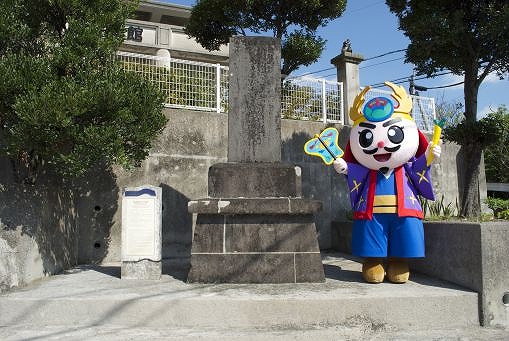 県道開削記念碑(村指定史跡)