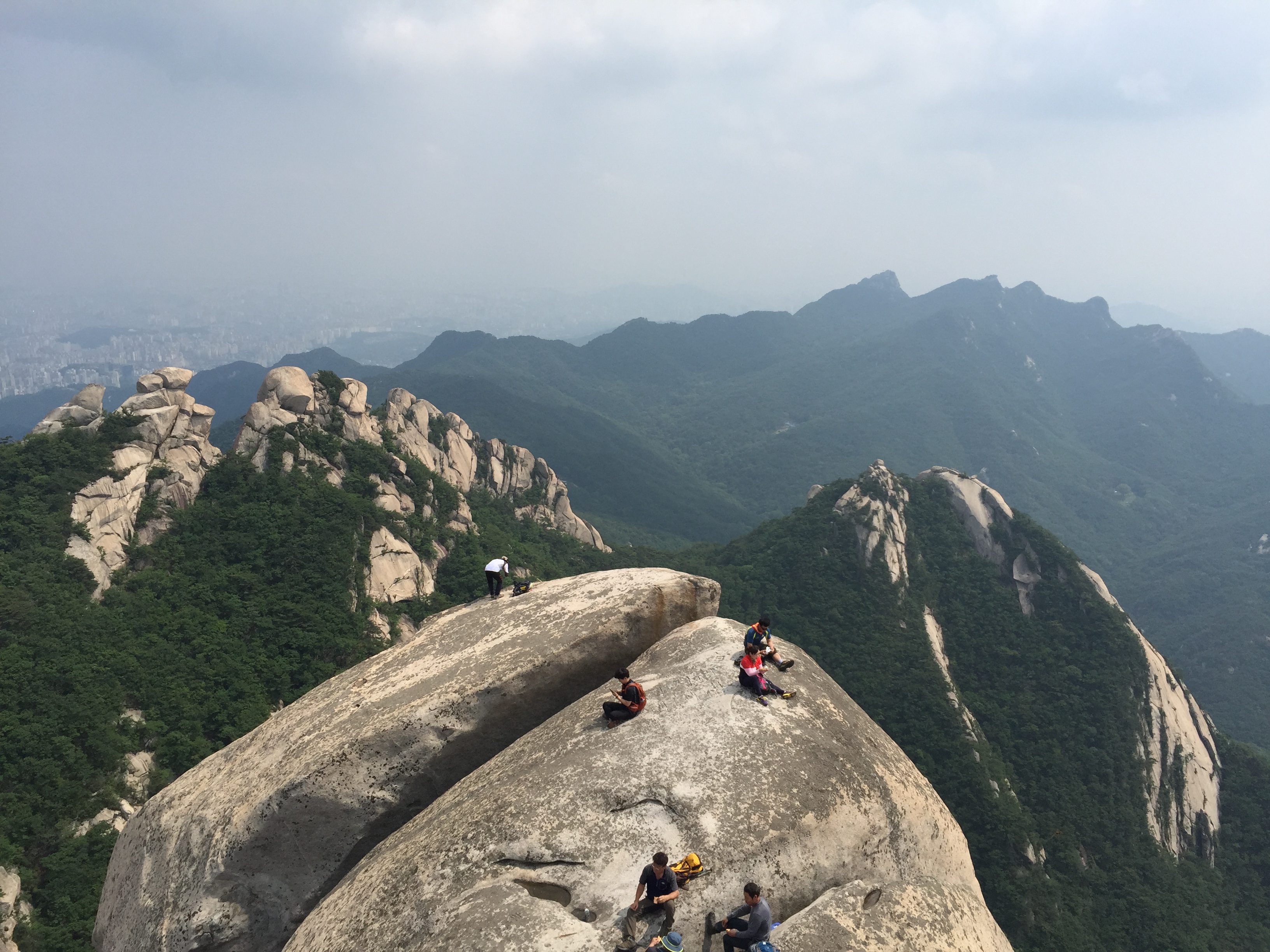 北漢山国立公園(ブックハンサン) 世界的に珍しい都心の中の自然公園である北漢山国立公園は、1983年に韓国の15番目の国立公園に指定されました。北漢山国立公園は、花崗岩の地盤が浸食されて、長年の風化され、随所に切り立っバウィボンたちとその間に流れる美しい渓谷を成している。また、2000年の歴史が込められた北漢山城をはじめとする数多くの歴史、文化遺跡と100以上の寺院、庵が位置して多様な見どころを提供すると同時に、歴史、文化の学習の場となっている