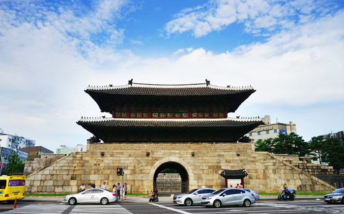 興仁之門は、朝鮮の首都漢陽の4大門(大門)の一つで、東のメインである。俗称は東大門で、これは朝鮮初期から呼ばれた名前である。1963年1月21日、大韓民国の宝物第1号に指定された。興仁之門は漢陽都城の築造と1396年に初めて建てられた。