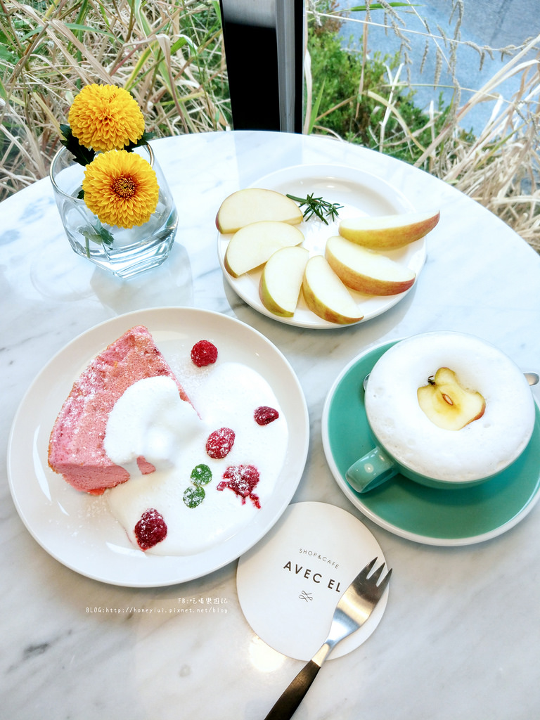 ソウルのランドマーク・ソウルタワー麓の住宅街にある隠れ家のようなカフェで、見た目にも可愛いスイーツやドリンク、素敵な雰囲気がインスタグラムで話題沸騰中のお店。カフェだけでなくセンスの良い洋服のデザインと販売まで行ってる。