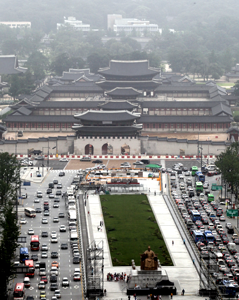 光化門広場(クァンファムングァンジャン)は、大韓民国ソウル特別市の光化門の南側に設けられた広場。 様々な歴史的な集会が多く開かれる広場です。歴史上もっとも多くの人が参加した元朴大統領退陣集会もこちらで開かれました。