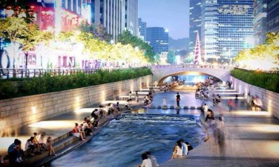 都心の中の憩いの場。観光に買い物に疲れた時はぜひお勧めです。 昔の川を上手に復元した都市プロジェクトで世界中に知られています。