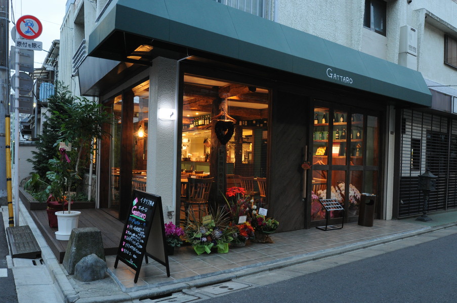 ハイレベルのイタリアンレストランです。住宅街にひっそり佇むガラス張りのおしゃれ空間。ワインリストもかなり充実!