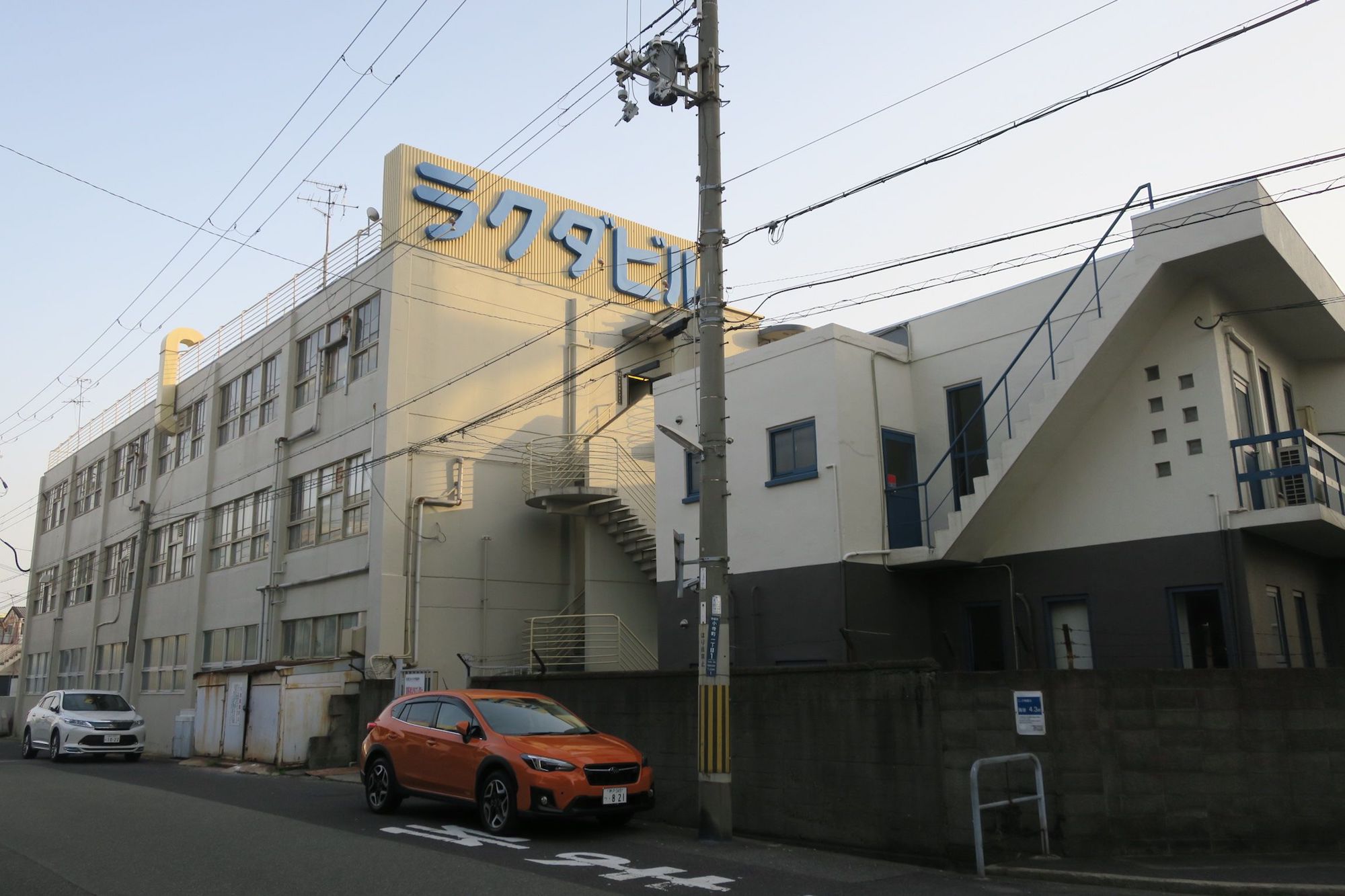 ラクダビル横の道