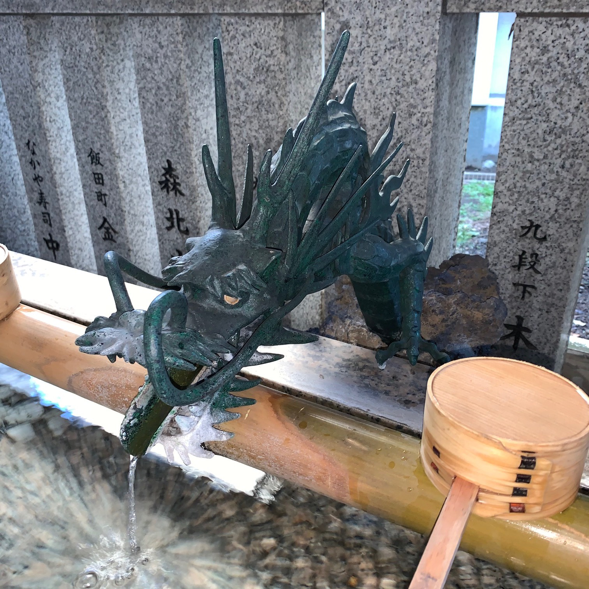 築土神社の手水舎に龍がいた's image 1