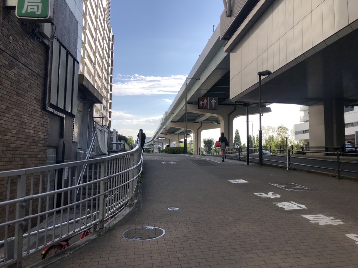 Slope that serves as a tide embankment
