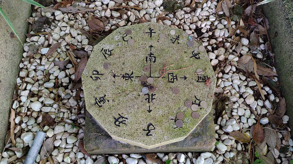 天神山 竜ヶ崎灯台&方角石