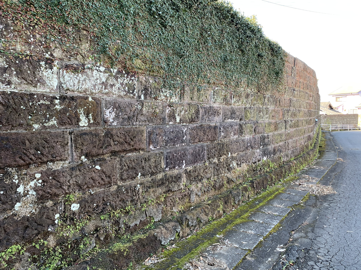 機銃掃射の銃弾痕