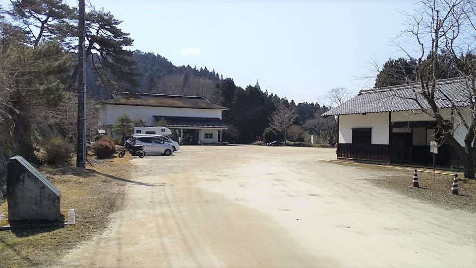 歴史資料館駐車場