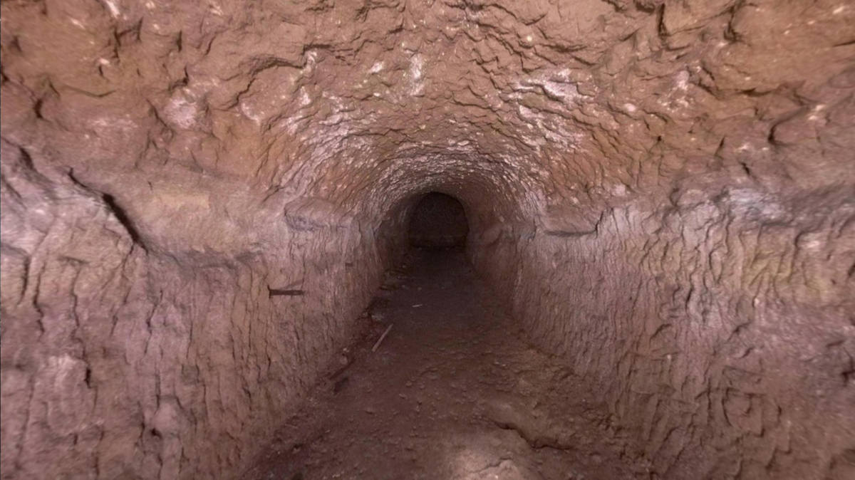 北端の2本の主坑道間、東から4本目の坑道