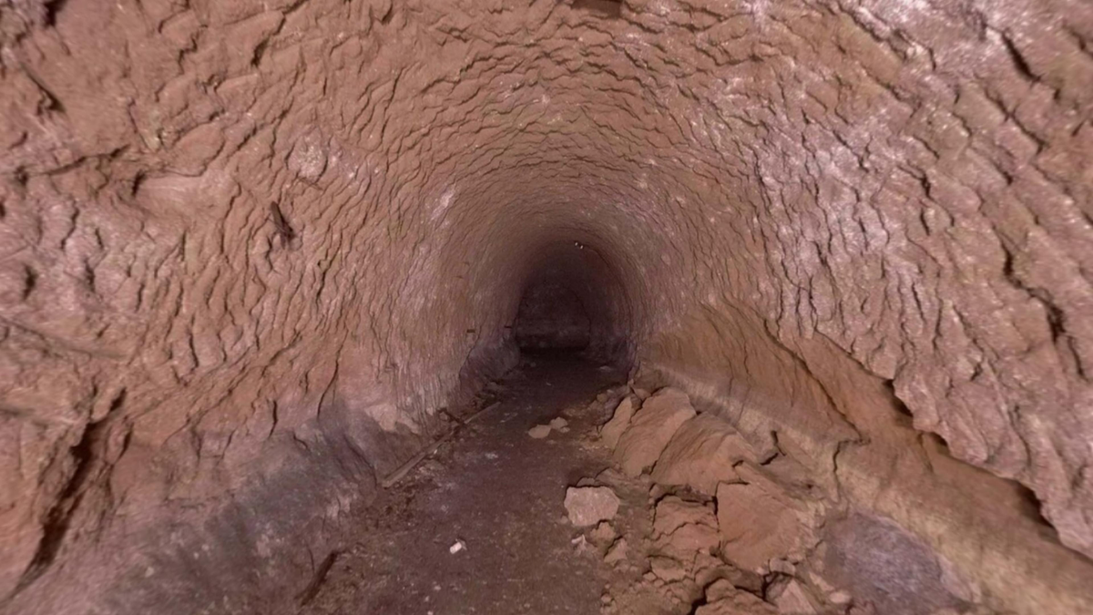 北から3本目と4本目の主坑道の間、東から4本目の坑道