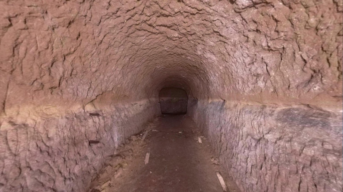 北から3本目と4本目の主坑道の間、東端の坑道