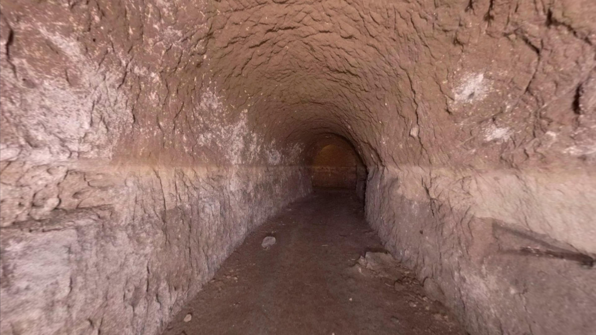 南端の2本の主坑道の間、東から2本目の坑道