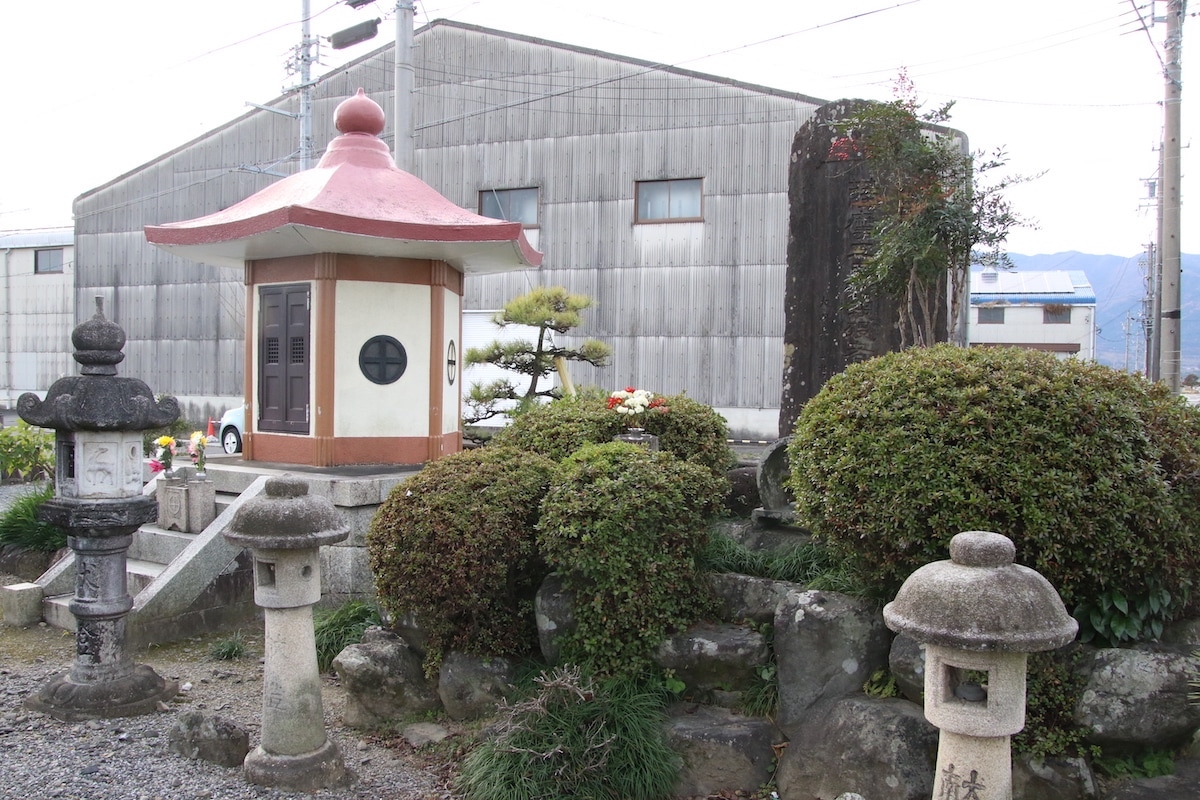 根古地薩摩工事義歿者墓(浄土三昧)