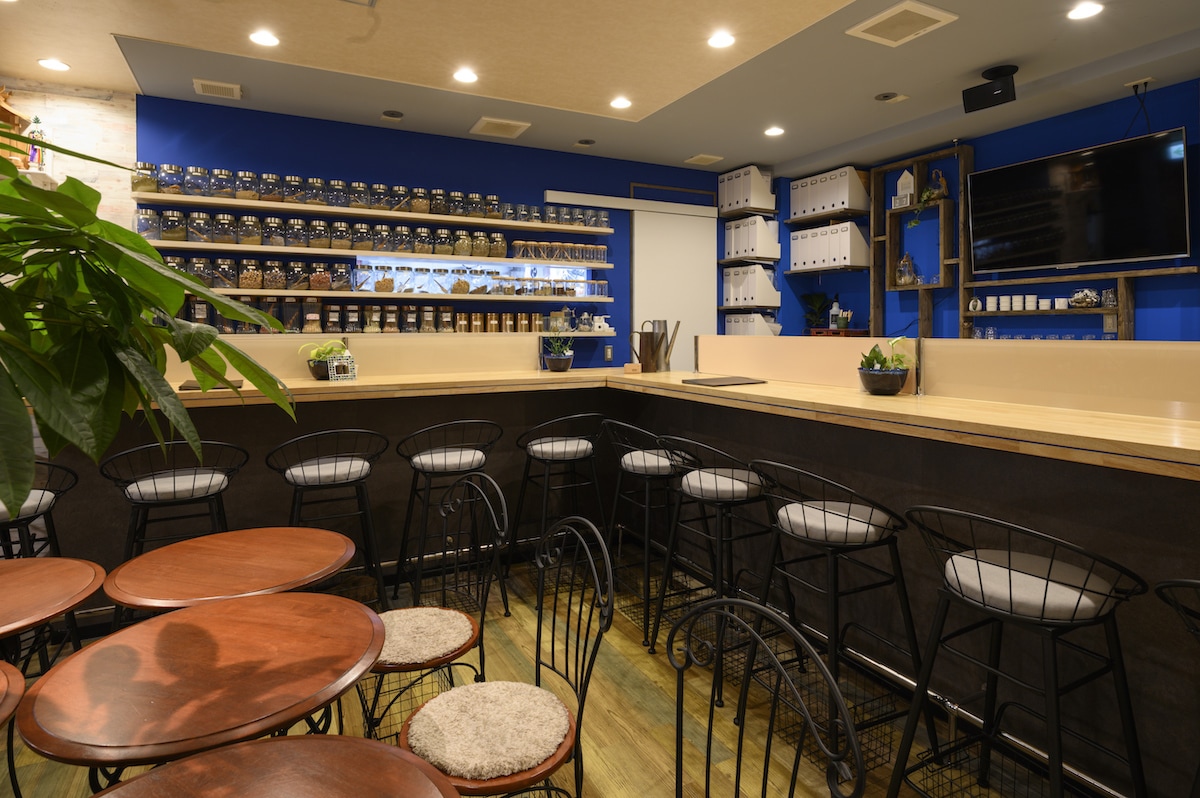 Total Therapy cafe salon KURURU