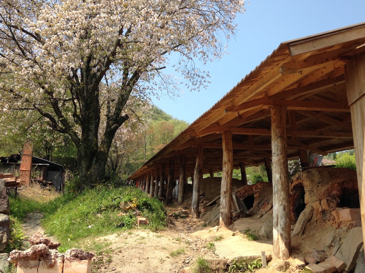 The oldest climbing kiln of Tamba-yaki and strolling around the potteries/Tachikui Sue no Sato Tamba Traditional Craft Park