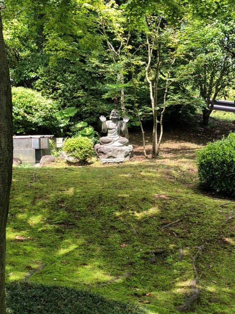 笑顔の石像 / 함박웃음을 짓고 있는 석상