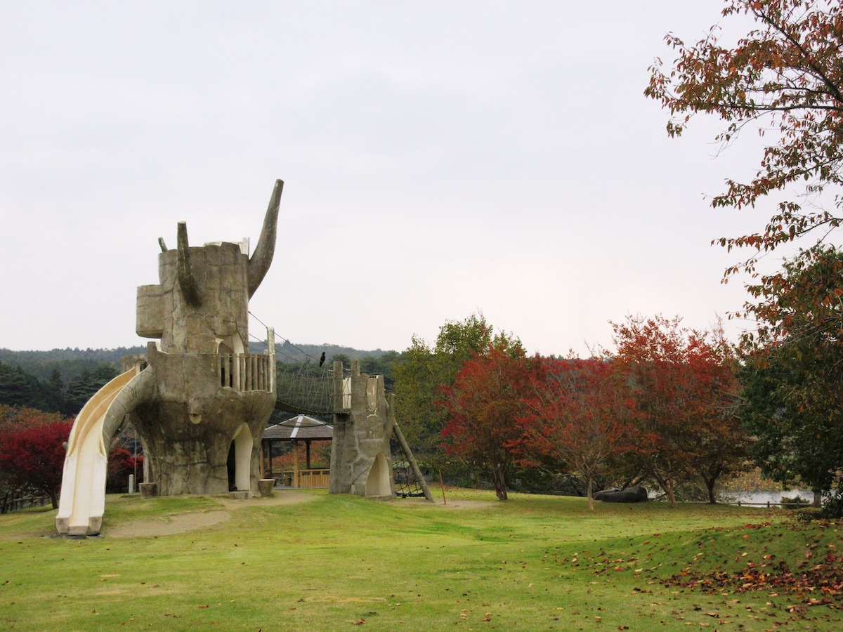 石で出来た滑り台 / 돌로 된 미끄럼틀