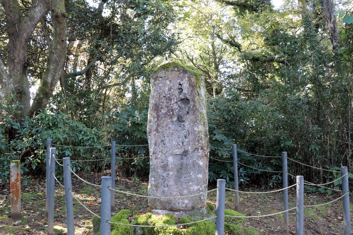加賀の千代女(ちよじょ)の「すみれ草」の句碑