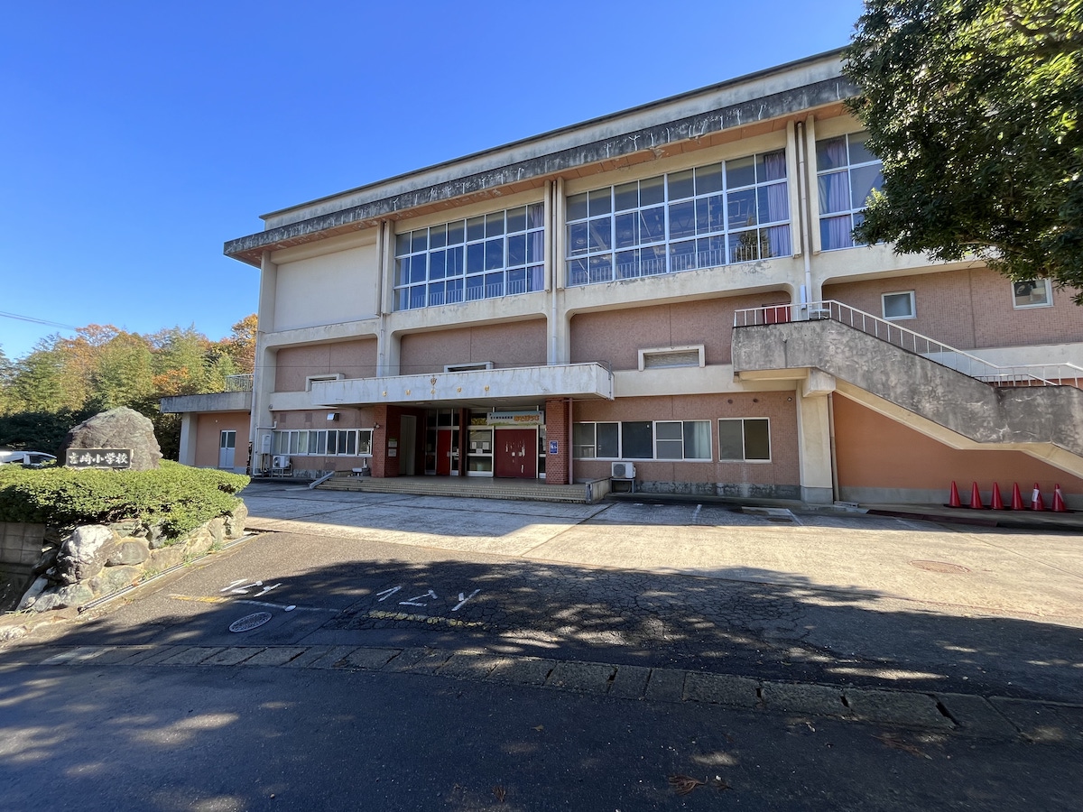 吉崎小学校(子どもの遊び舎あそぼっさ)