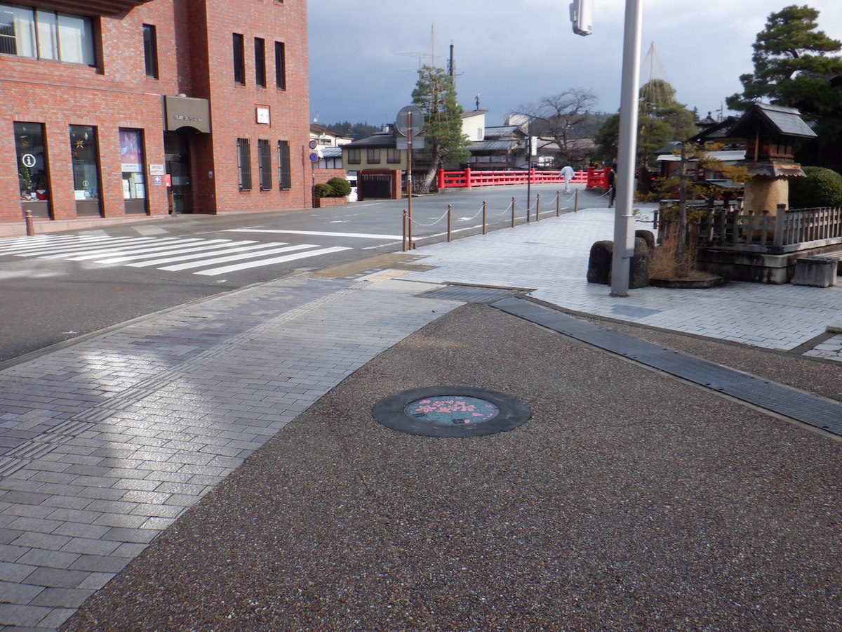 カラーマンホール