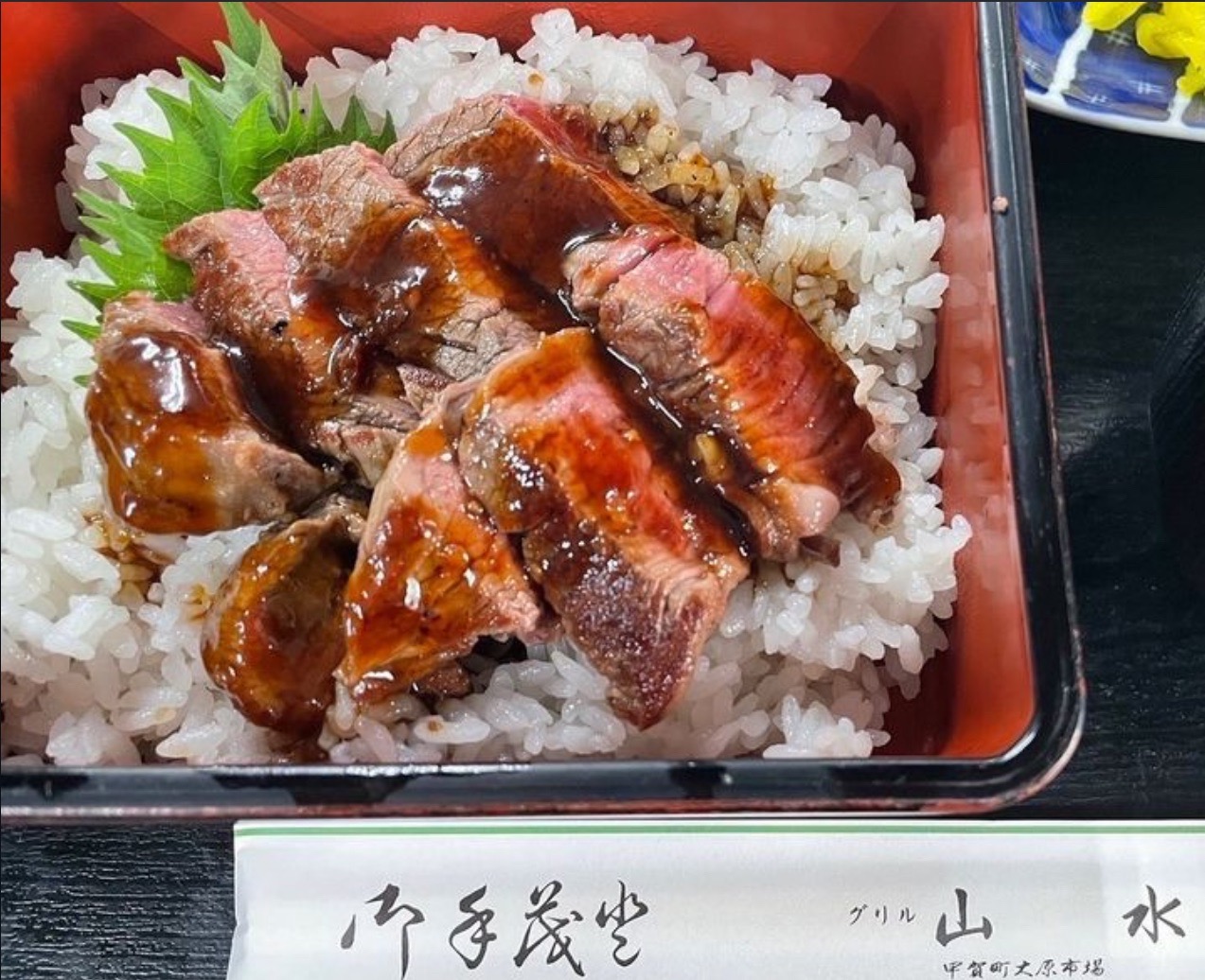 ①牛ヒレカツ丼 ②牛ヒレステーキ丼