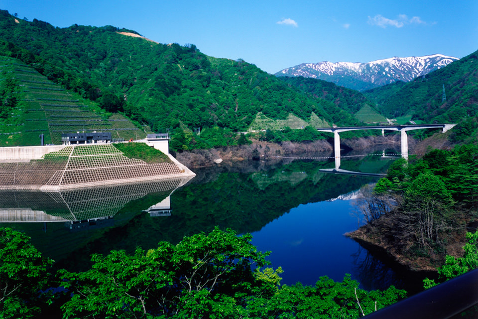 長井ダム管理庁舎・艇庫