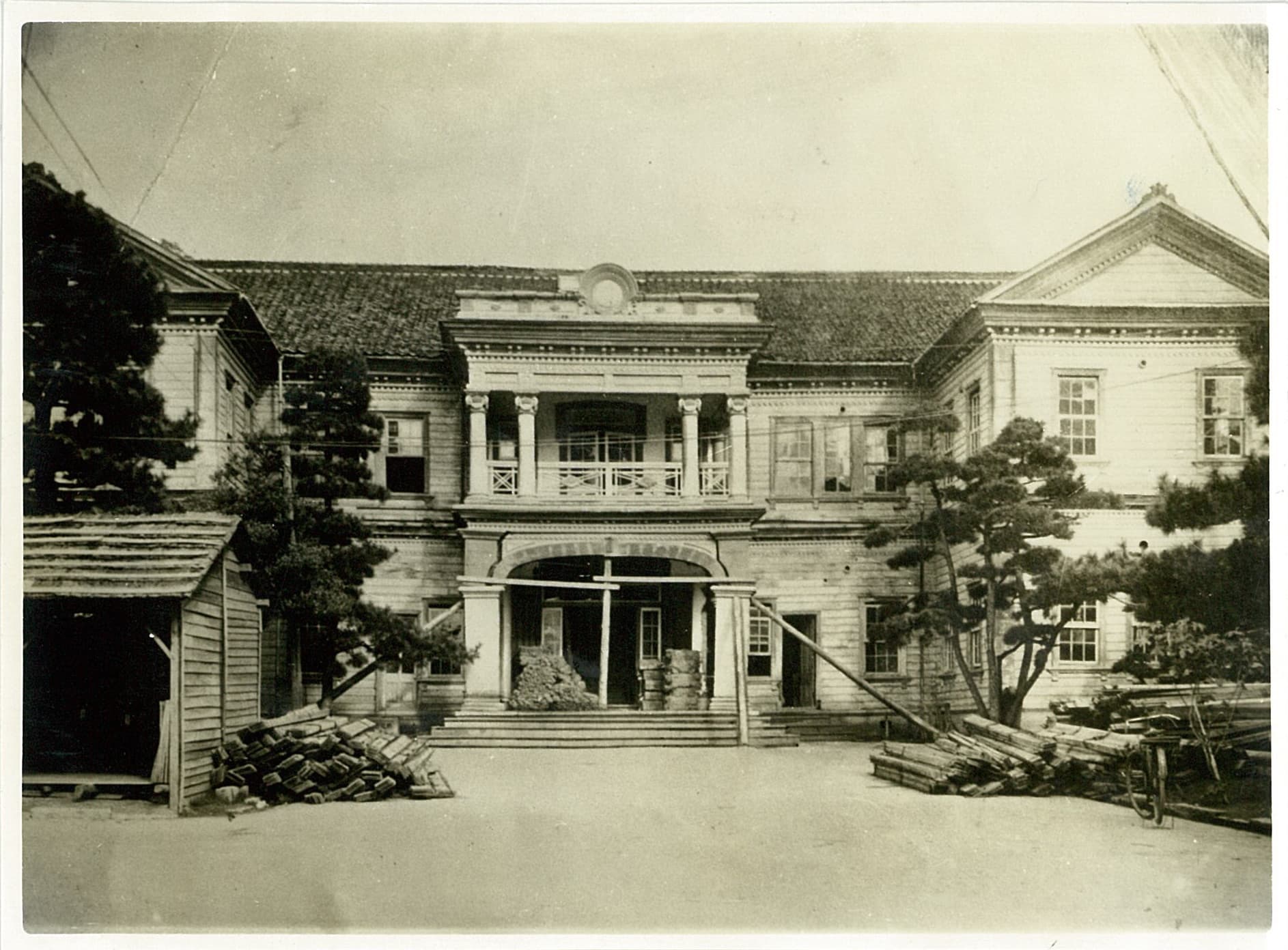 傾斜した鳥取県庁正庁舎's image 1
